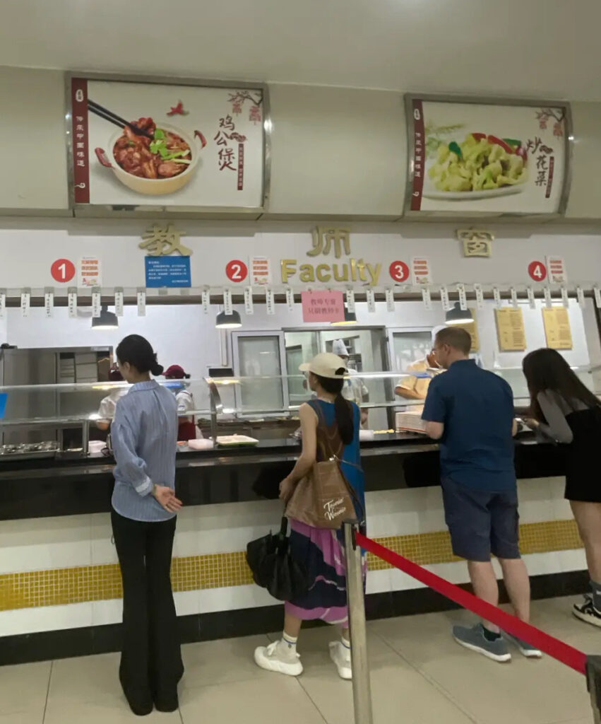 これは料理が並んでるカウンター(注文するカウンター)