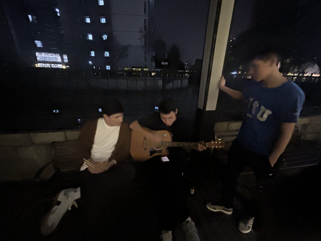 なんか外でギター弾いてる人いたから話しかけた🎶